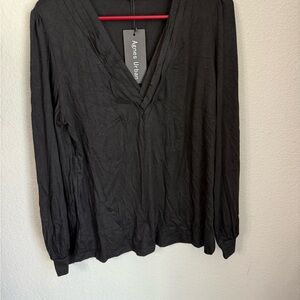 Black Long Sleeve V-Neck Top